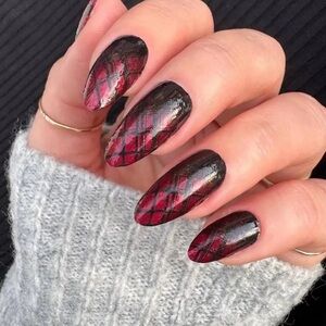 B2G1 CRIMSON QUILT Color Street Nail Strips